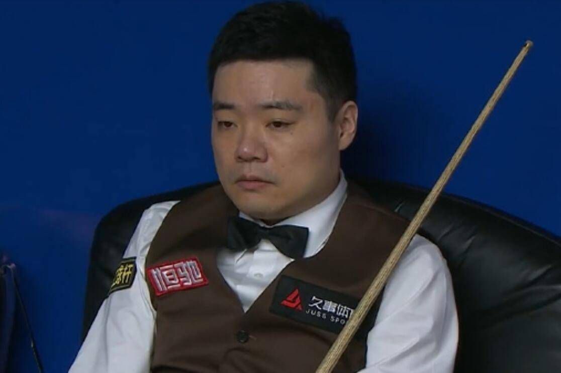 黎漾去翻背包拿钱夹，想要把季子琪垫付的钱给她，下一秒，一只白净的手恩在了她的手腕上，阻止了她的动作。